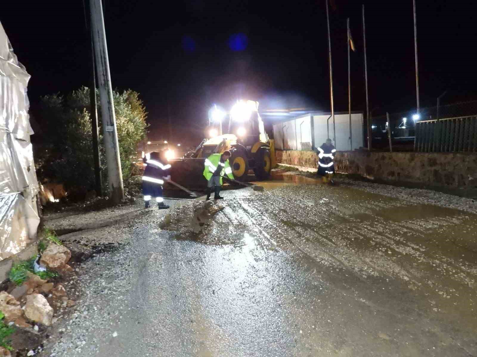 Kepez Belediyesi sağanak yağışlara karşı seferber oldu