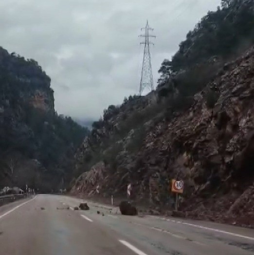 Saimbeyli’de yağışlar sonrası yola yine kaya düştü