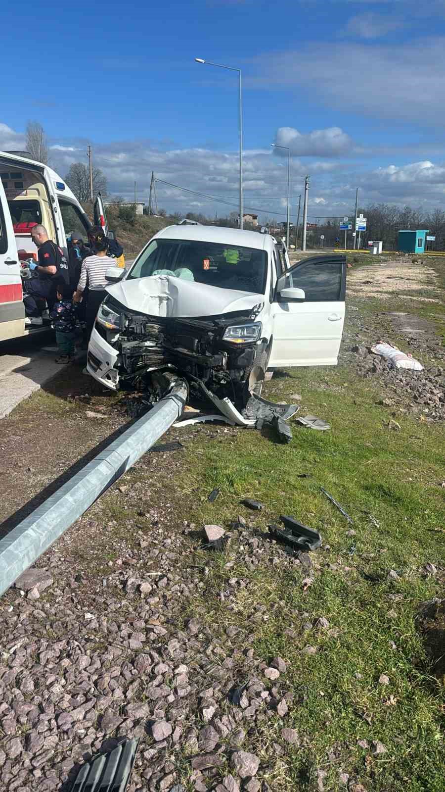 Kocaeli’de elektrik direğine çarpan otomobilin sürücüsü ağır yaralandı