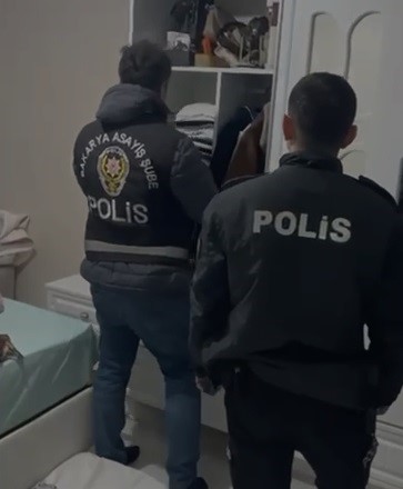 "Adınız ter&ouml;re karıştı" yalanıyla 1 milyon TL dolandırdı, ka&ccedil;ış anı kameraya yansıdı
