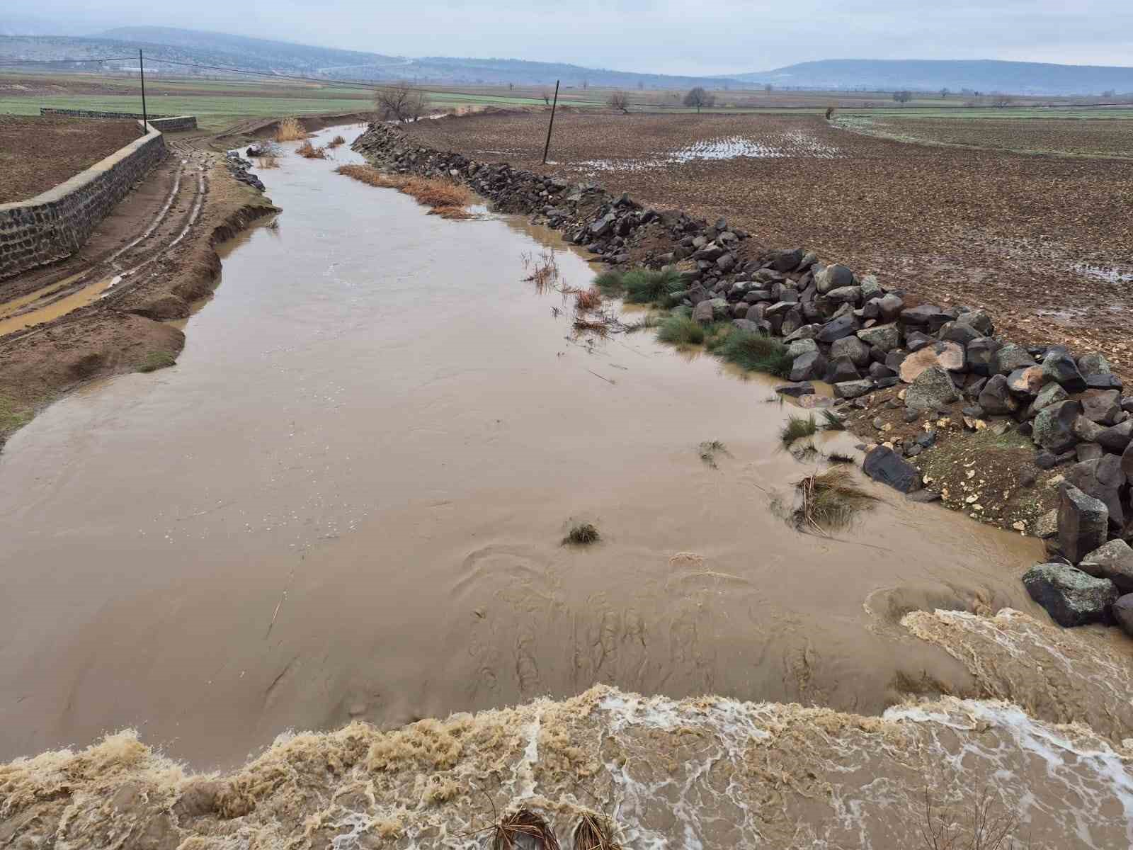 Yavuzeli’nde yağış etkili oldu, Karasu Çayı’nın debisi yükseldi