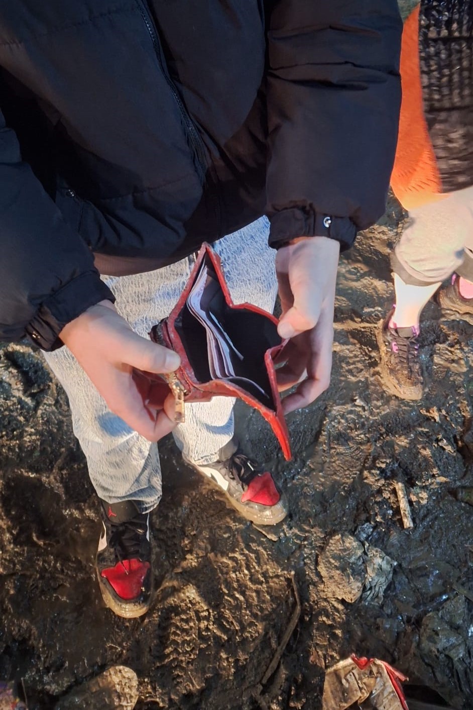 Tekirdağ&rsquo;da &ccedil;&ouml;pe atılan c&uuml;zdan belediyenin titiz &ccedil;alışmasıyla bulundu
