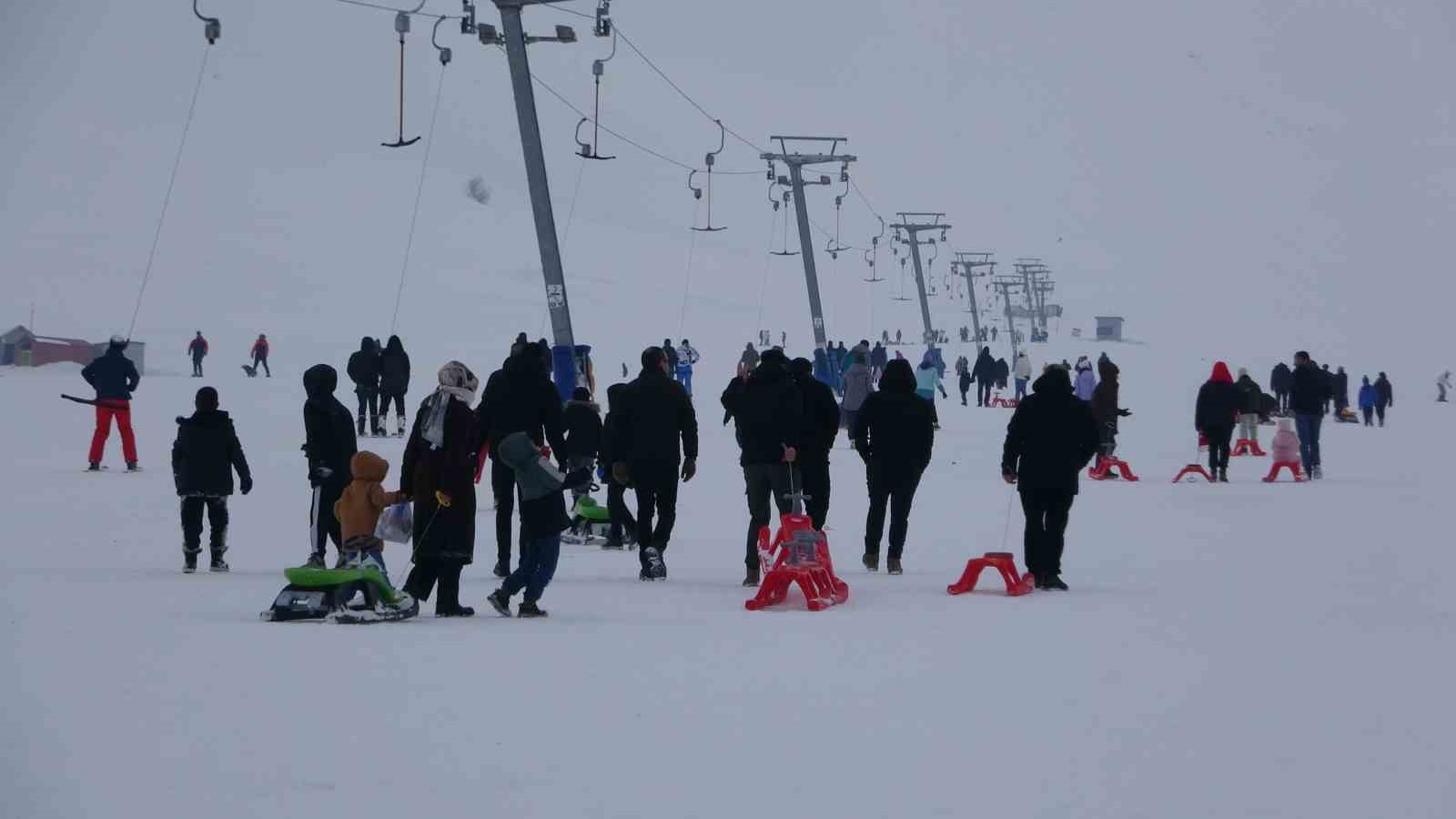 Van’daki kayak merkezi hafta içi de yoğun ilgi görüyor
