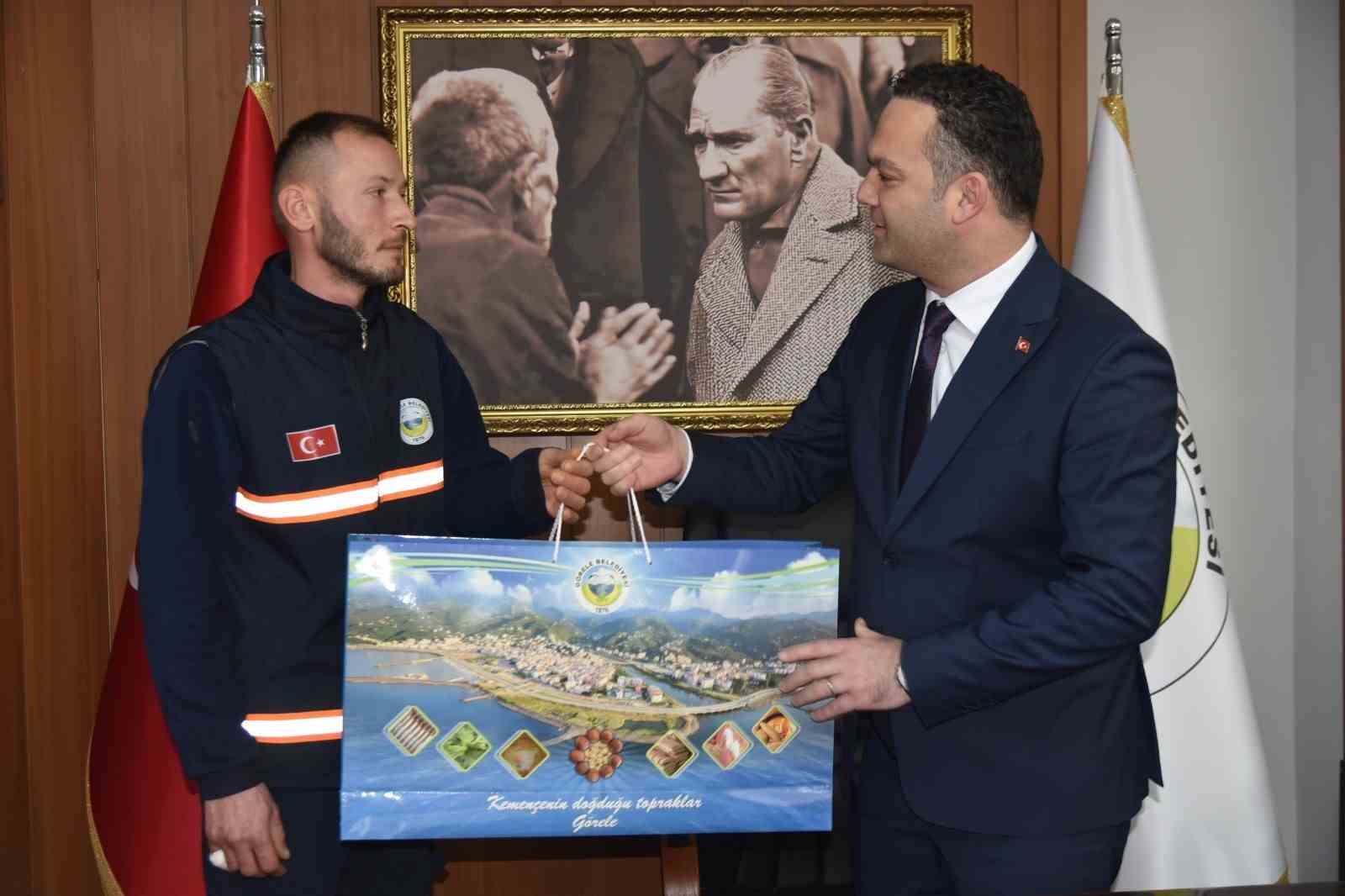 Bulduğu altın bilekliği polise teslim eden temizlik g&ouml;revlisine belediye başkanından &ouml;d&uuml;l
