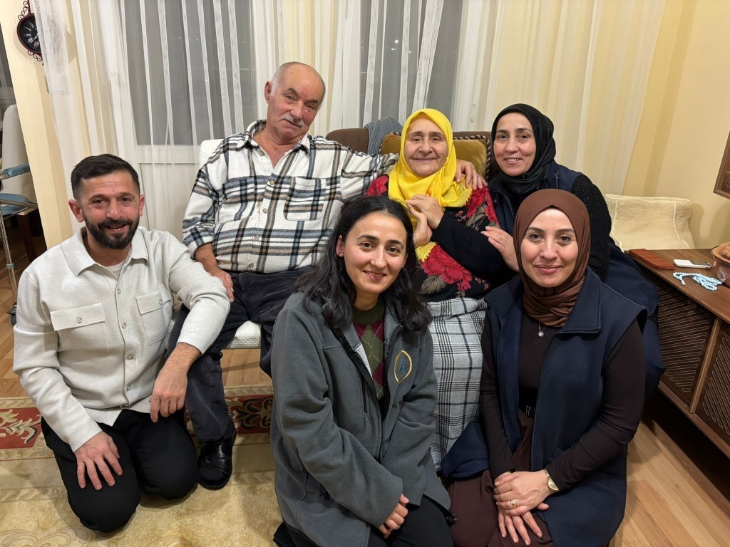 Kartepe&rsquo;de "Alo Evlat" ekiplerinden yaşlılara evde sağlık ve bakım desteği

