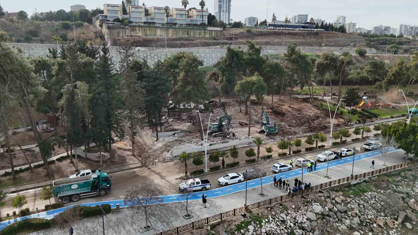 Adana&rsquo;da ka&ccedil;ak işletmeler yıkılıyor
