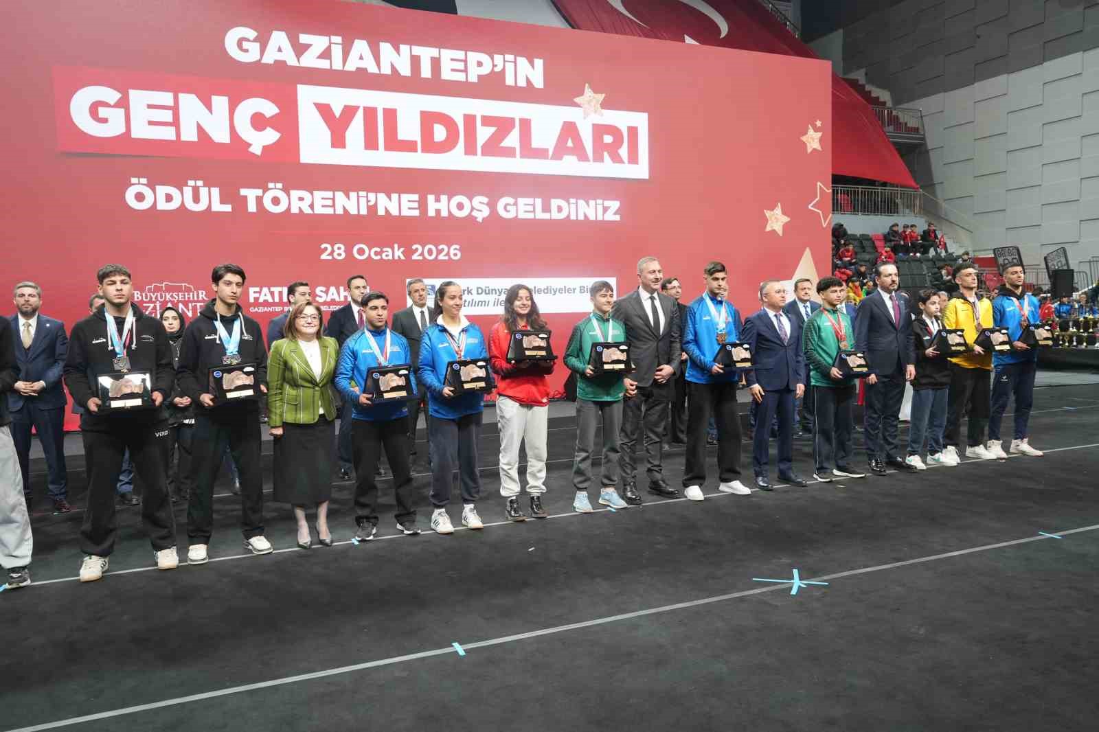 Gaziantep&rsquo;in &rsquo;Gen&ccedil; Yıldızları&rsquo; &ouml;d&uuml;lle ta&ccedil;landı
