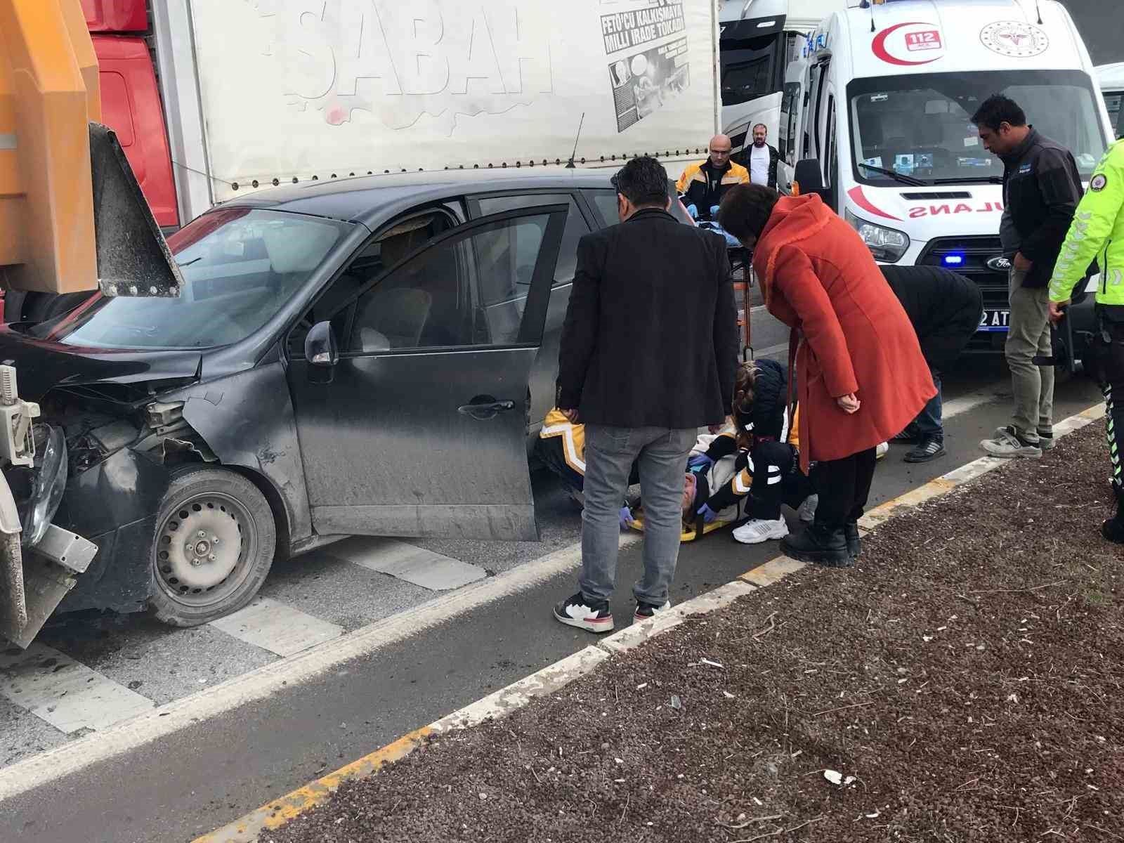 Otomobil, kırmızı ışıkta bekleyen tıra çarptı: 1 yaralı