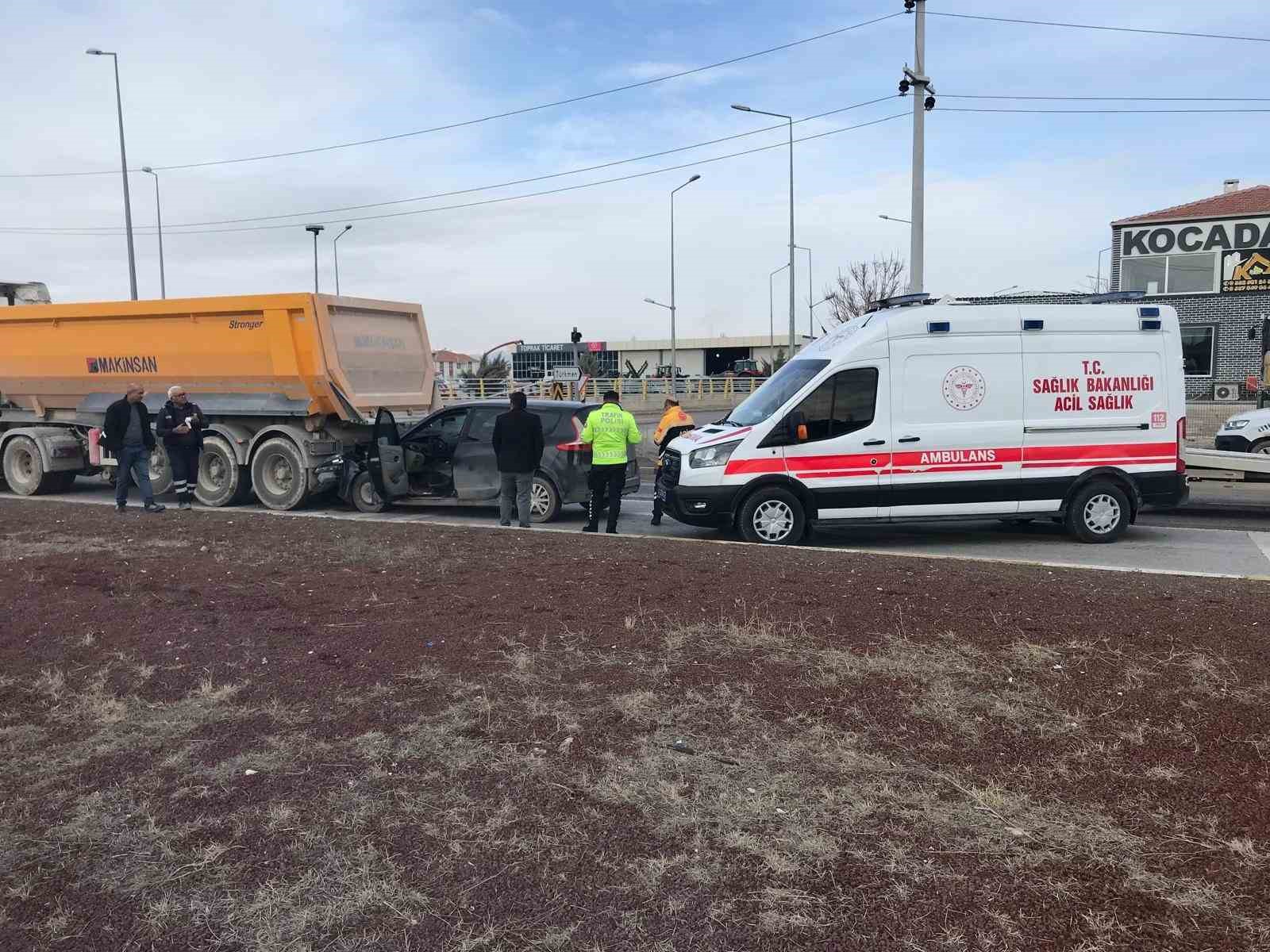 Otomobil, kırmızı ışıkta bekleyen tıra &ccedil;arptı: 1 yaralı

