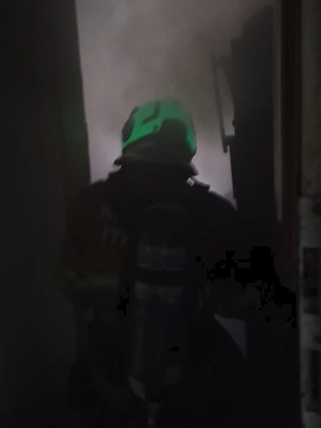 İtfaiyeci gaz sızdıran t&uuml;p&uuml; eliyle taşıyarak facianın &ouml;n&uuml;ne ge&ccedil;ti
