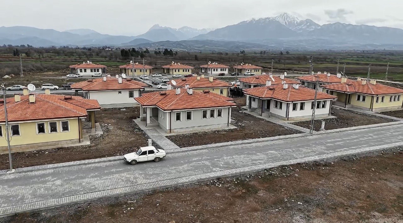 Osmaniye&rsquo;de yapımı tamamlanan k&ouml;y evleri hak sahiplerine teslim edildi
