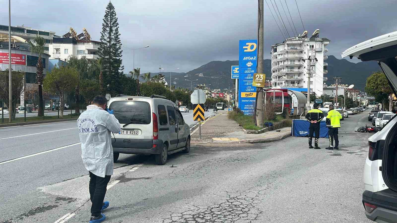 Alanya&rsquo;da &ouml;l&uuml;mle sonu&ccedil;lanan trafik kazası g&uuml;venlik kamerasına yansıdı
