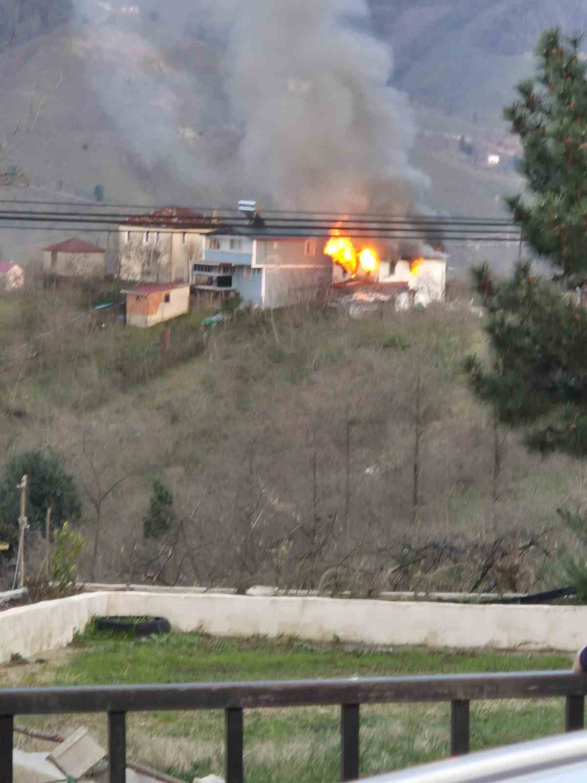 Giresun’da iki katlı ev alev alev yandı