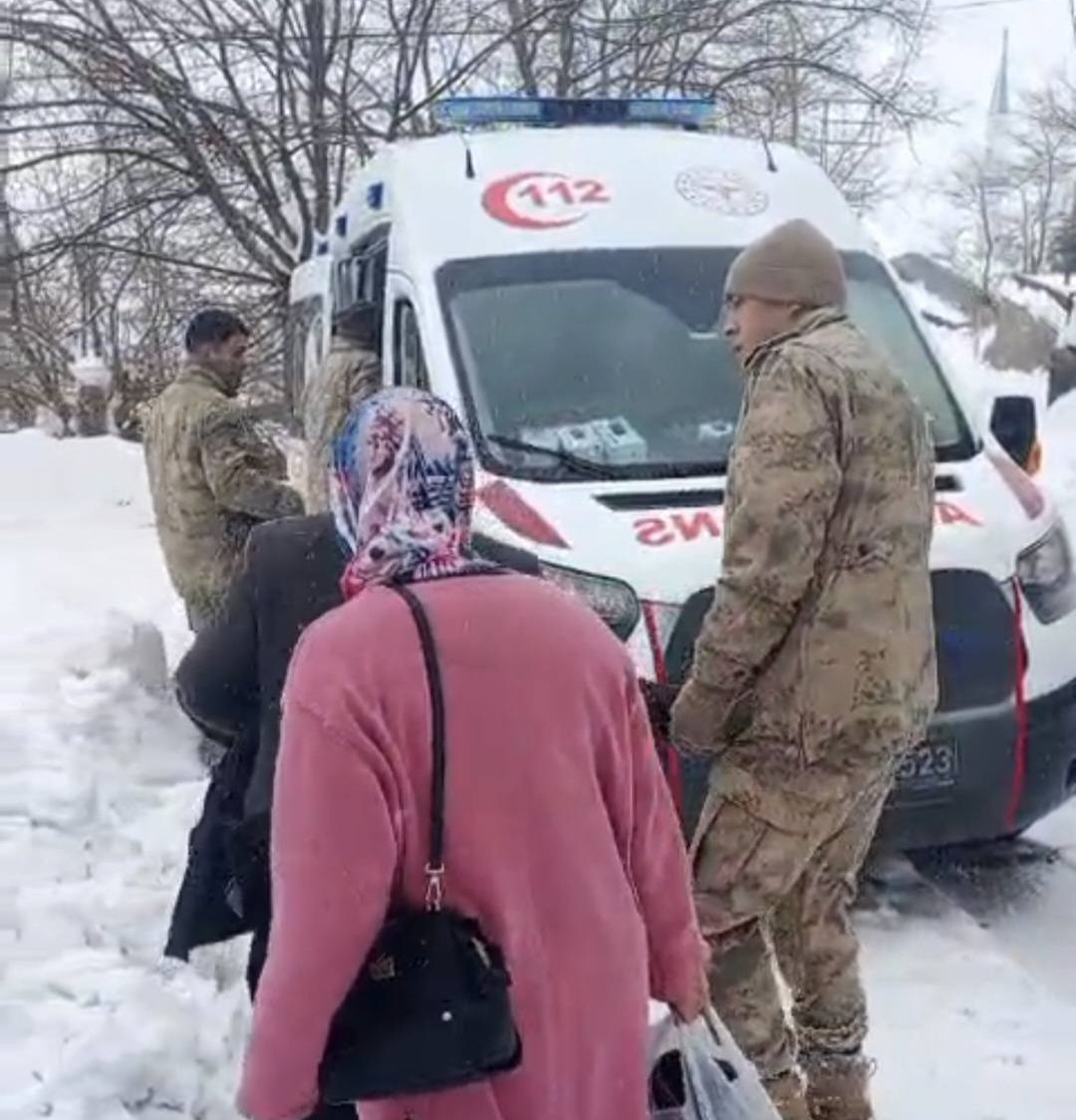 Kar ve tipiden yolu kapanan k&ouml;ydeki hasta kadın hastaneye ulaştırıldı
