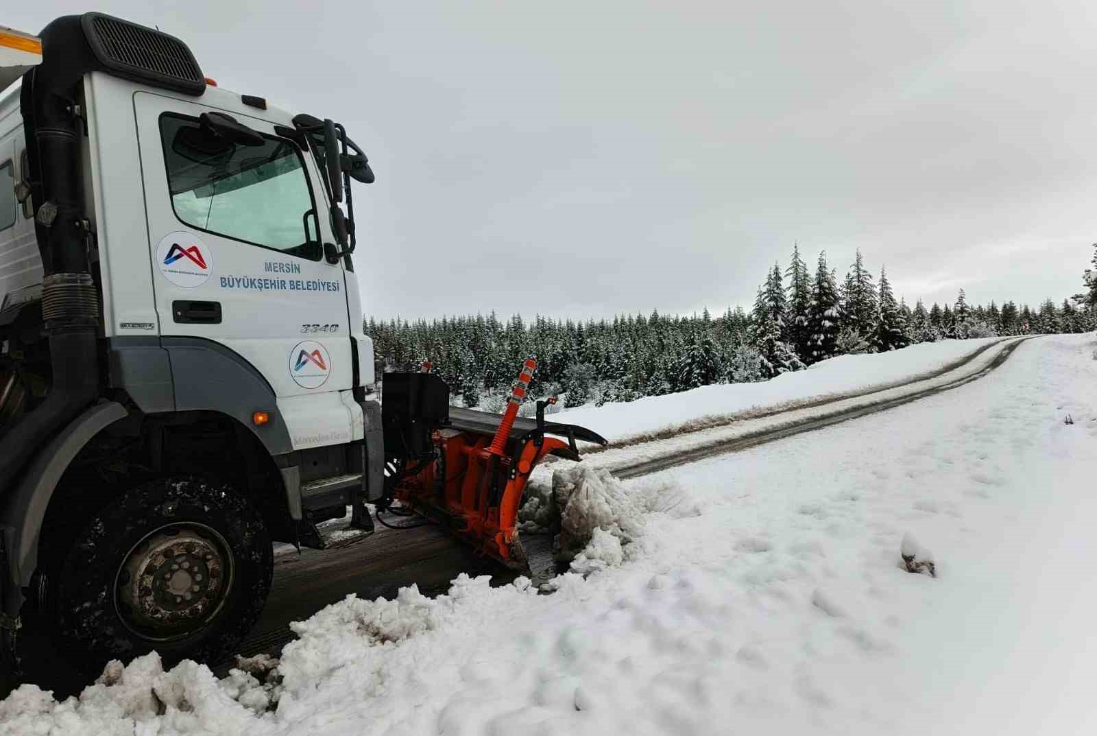 Mersin&rsquo;in y&uuml;ksek kesimlerinde karla m&uuml;cadele s&uuml;r&uuml;yor
