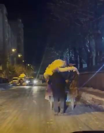 Diyarbakır&rsquo;da polisten y&uuml;rekleri ısıtan g&ouml;r&uuml;nt&uuml;
