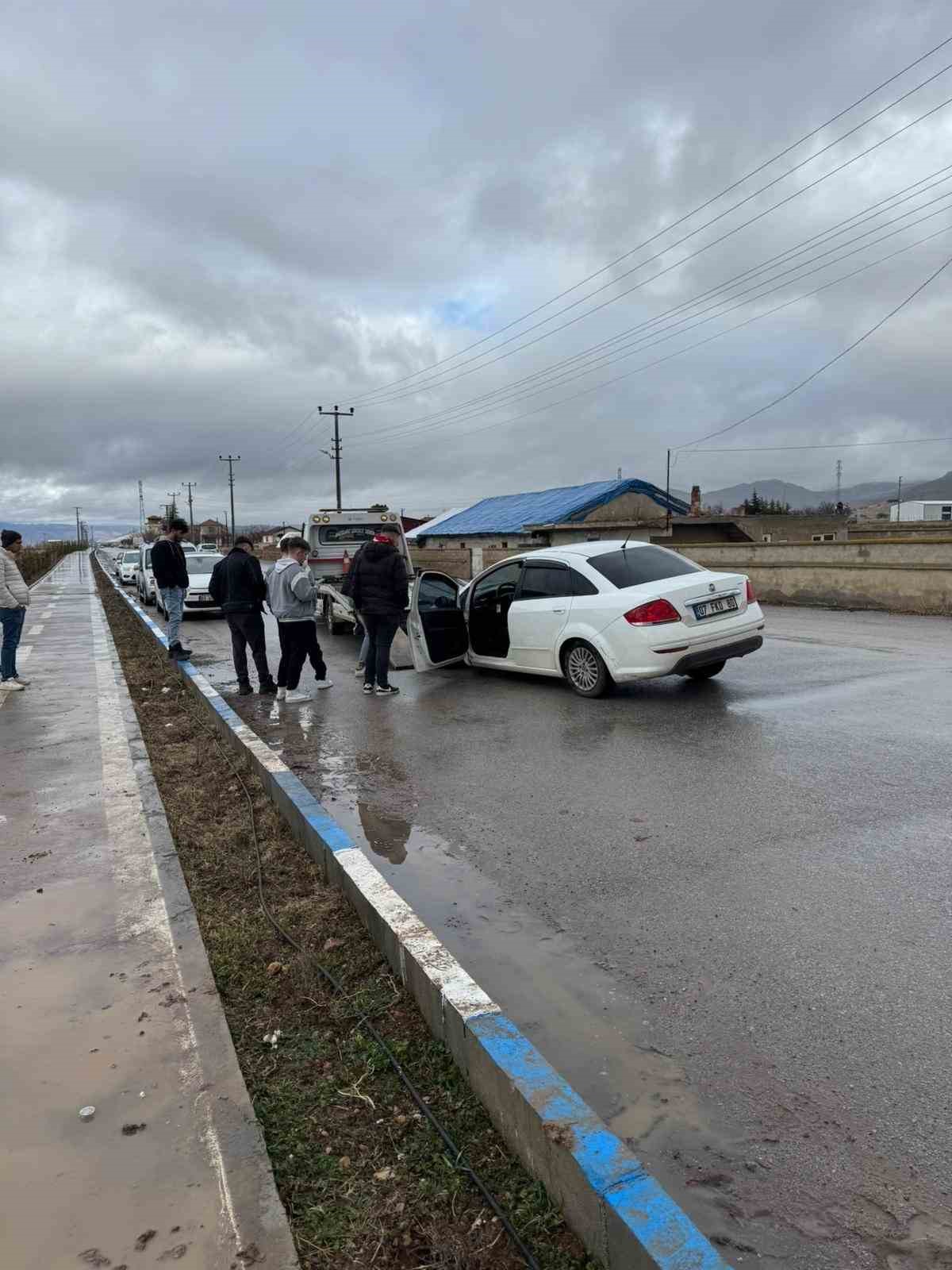 İki aracın &ccedil;arpıştığı kazada şans eseri &ouml;len ya da yaralanan olmadı
