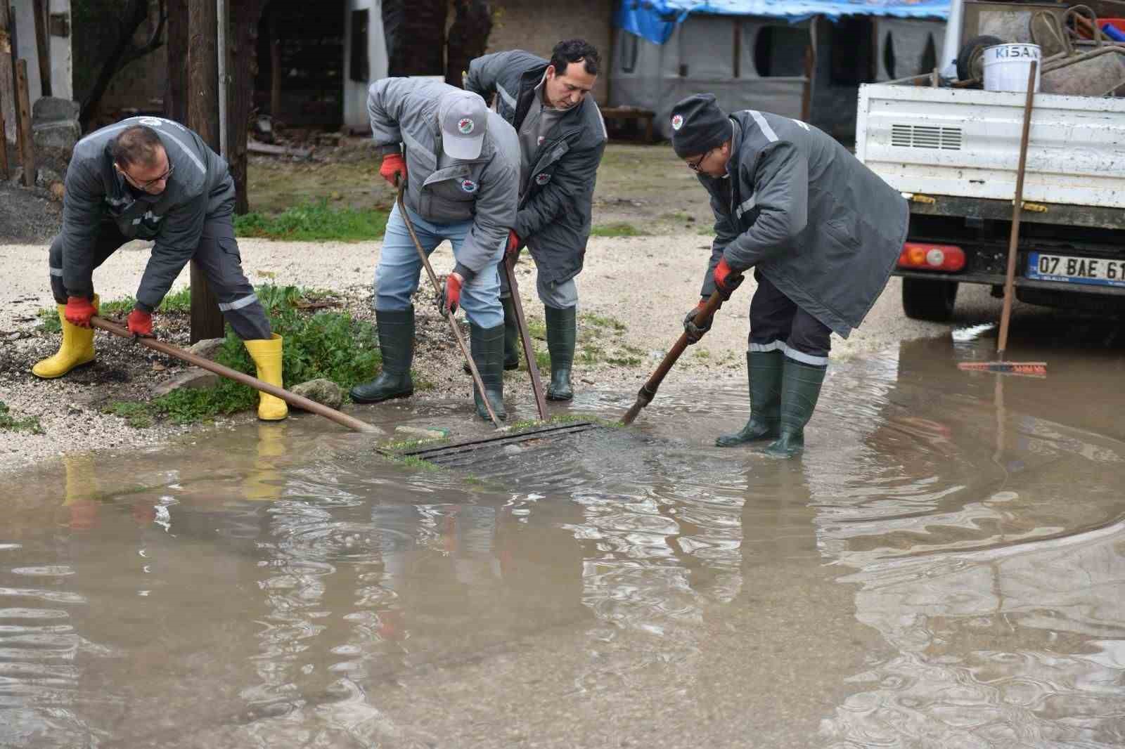 Kepez Belediyesi sağanak yağışlara karşı seferber oldu
