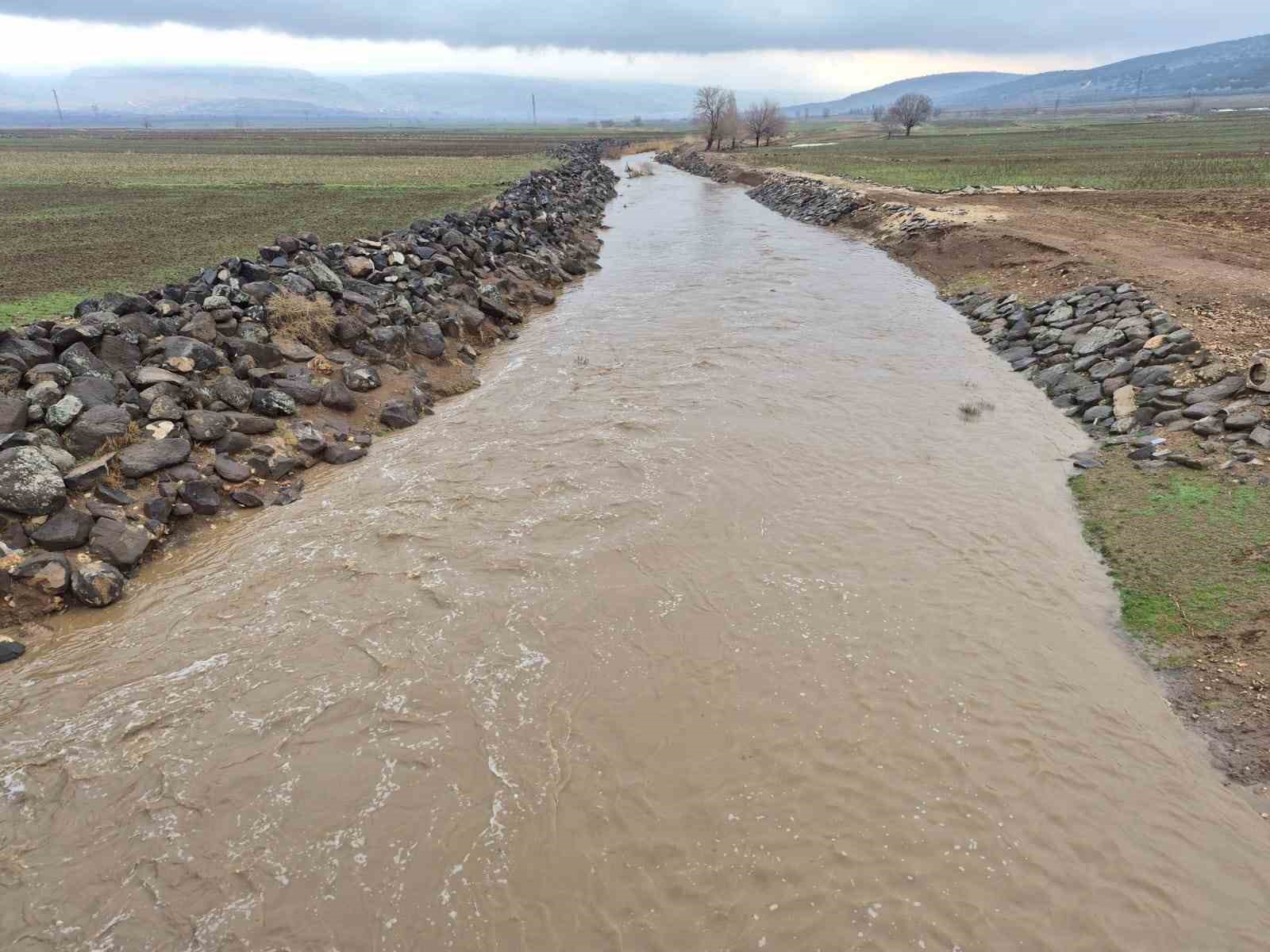 Yavuzeli&rsquo;nde yağış etkili oldu, Karasu &Ccedil;ayı&rsquo;nın debisi y&uuml;kseldi

