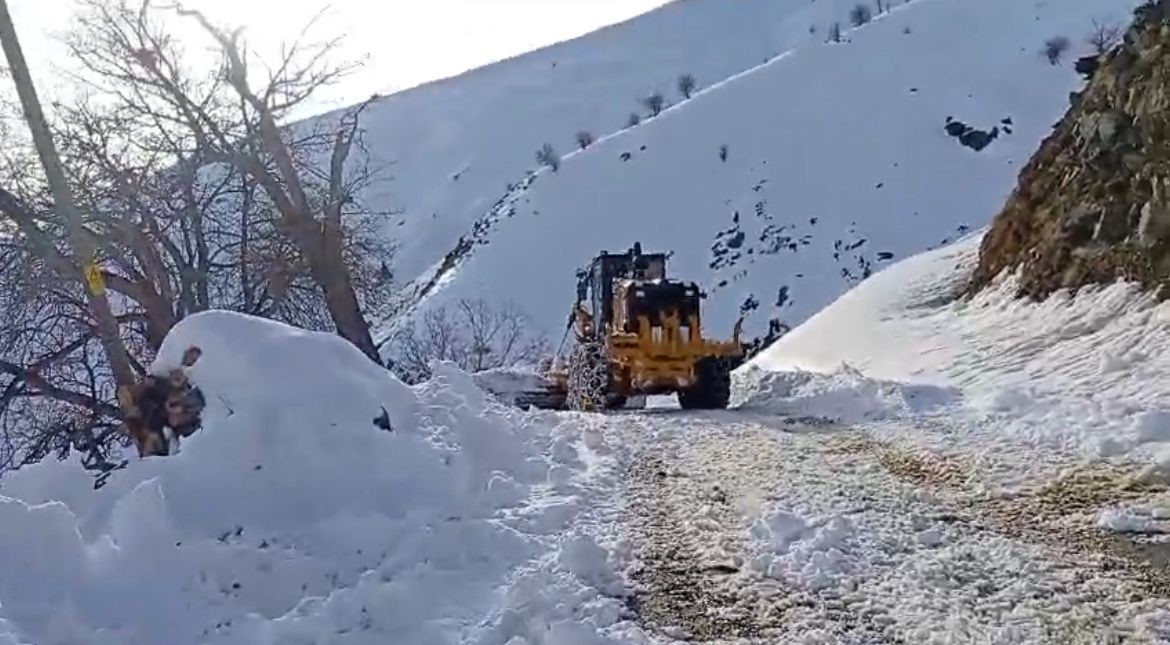 Siirt&rsquo;te karla kaplı yollar a&ccedil;ıldı
