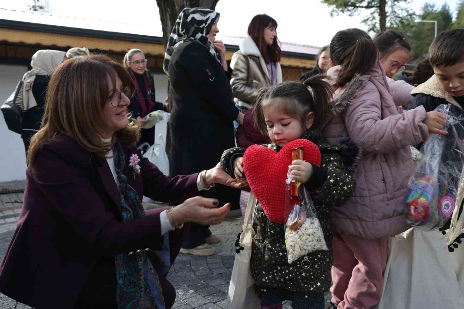 Nil&uuml;ferli kadınların hediyeleri Harmancık&rsquo;a ulaştı

