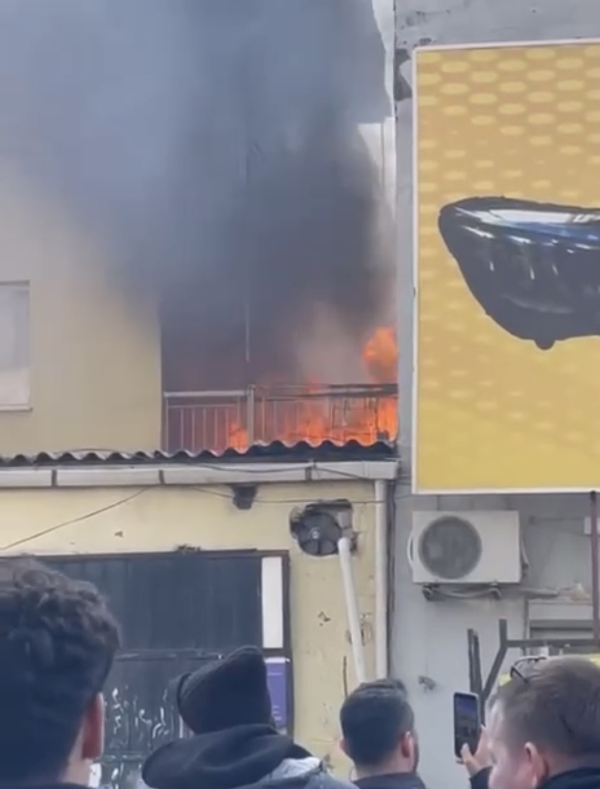 İzmir&rsquo;de yangında ev alevlere teslim oldu
