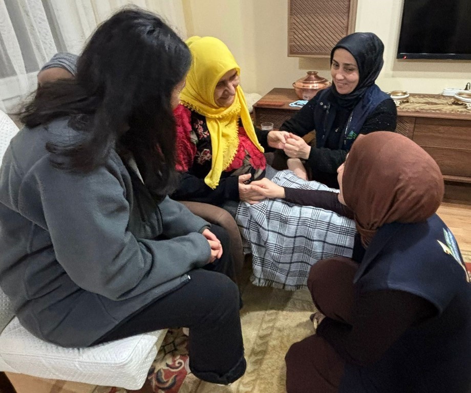 Kartepe’de "Alo Evlat" ekiplerinden yaşlılara evde sağlık ve bakım desteği
