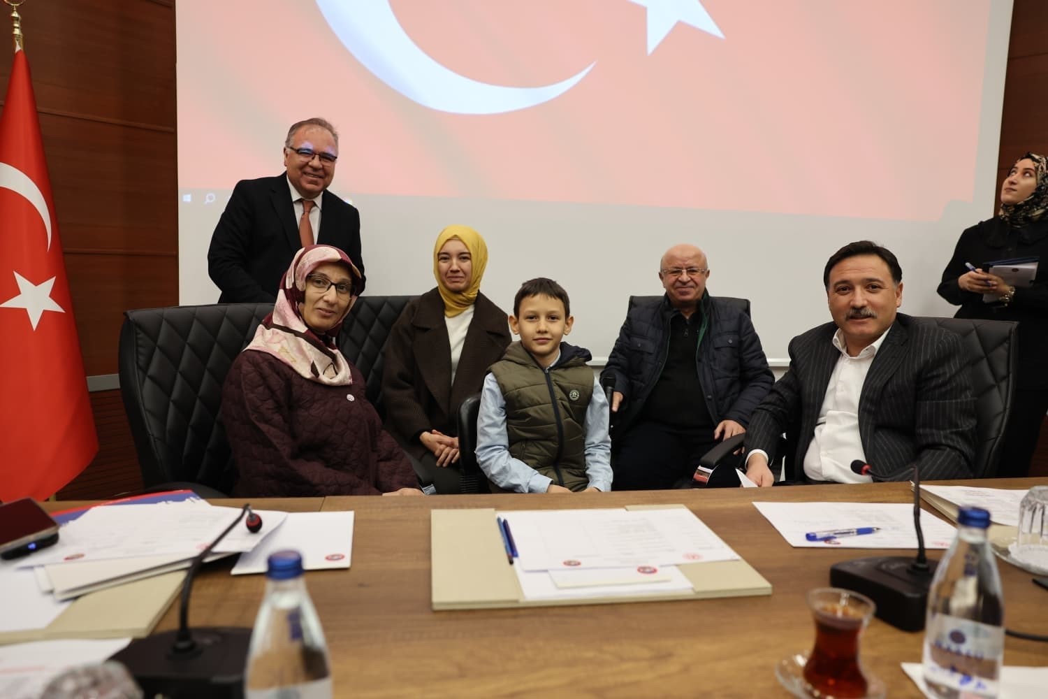 Vali &Ccedil;i&ccedil;ek vatandaşlarla buluşmaya devam ediyor
