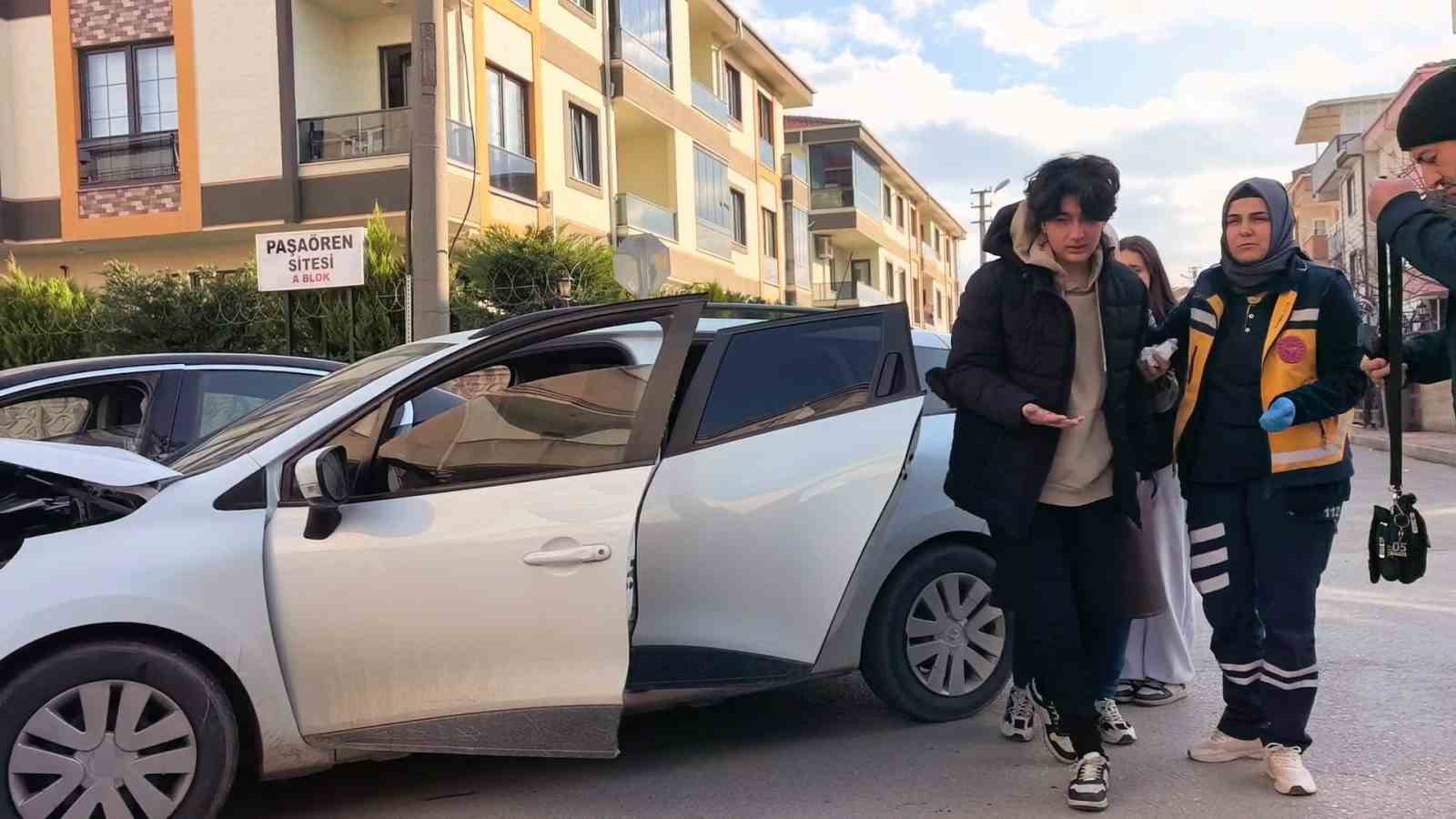 İnegöl’de otomobiller çarpıştı: 3 yaralı