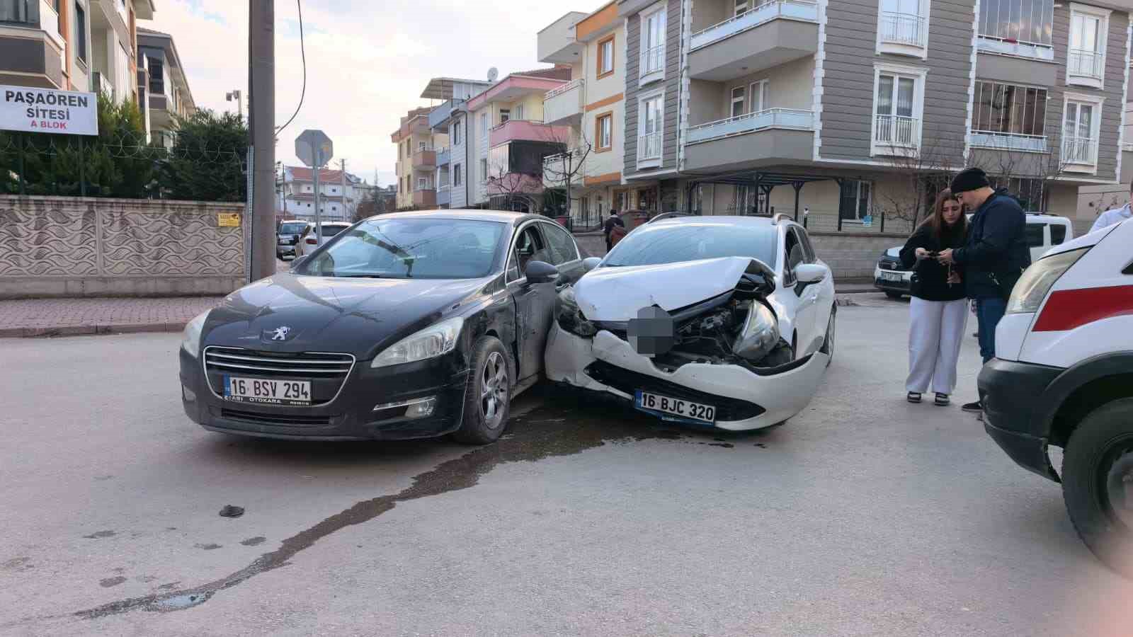 İneg&ouml;l&rsquo;de otomobiller &ccedil;arpıştı: 3 yaralı
