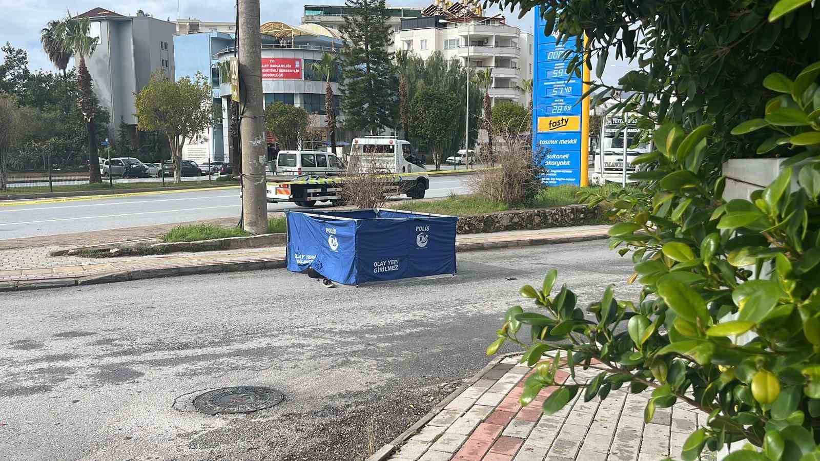 Alanya’da ölümle sonuçlanan trafik kazası güvenlik kamerasına yansıdı