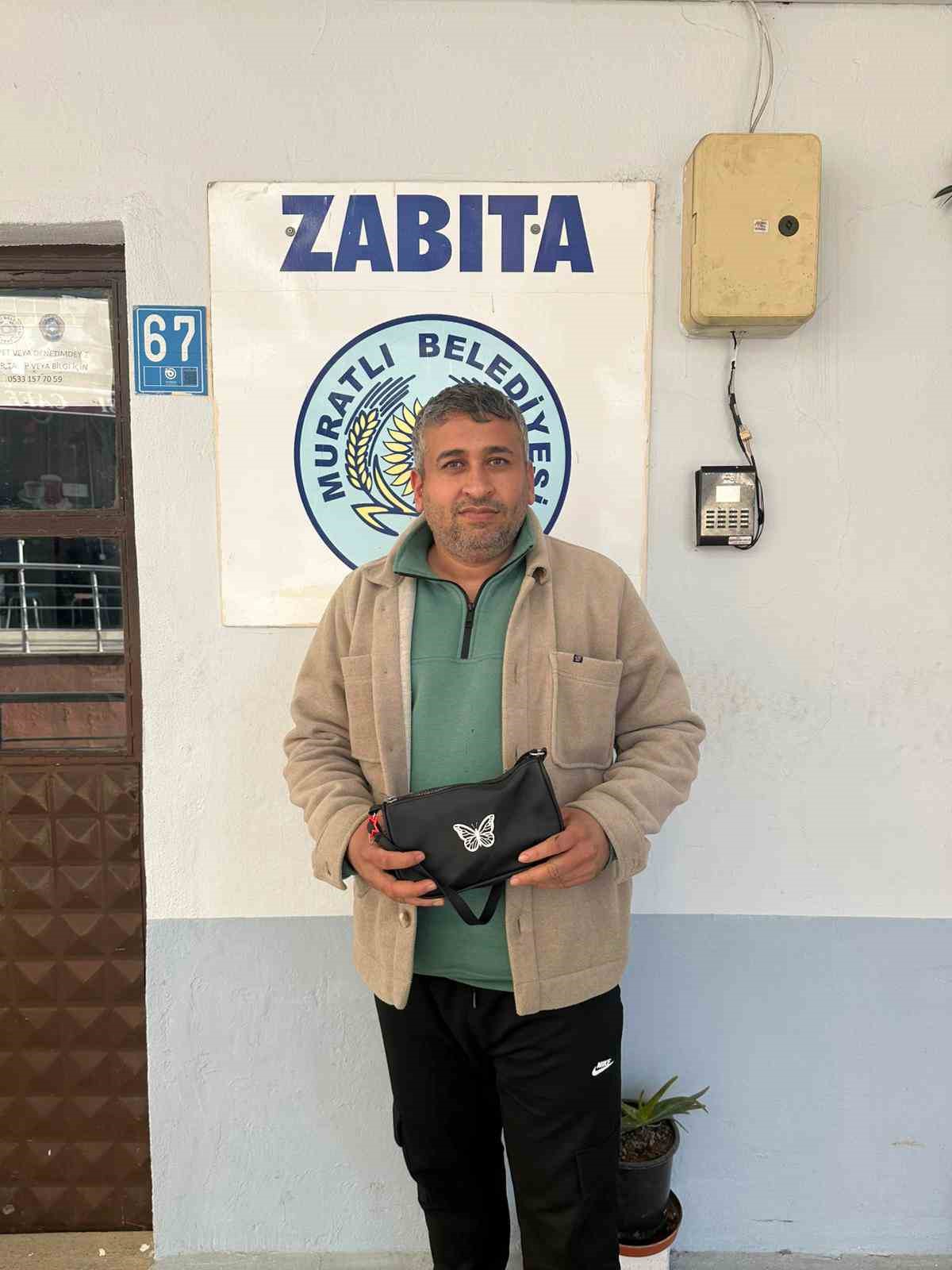 Muratlı&rsquo;da &ouml;rnek davranış: Parkta bulduğu &ccedil;antayı zabıtaya teslim etti
