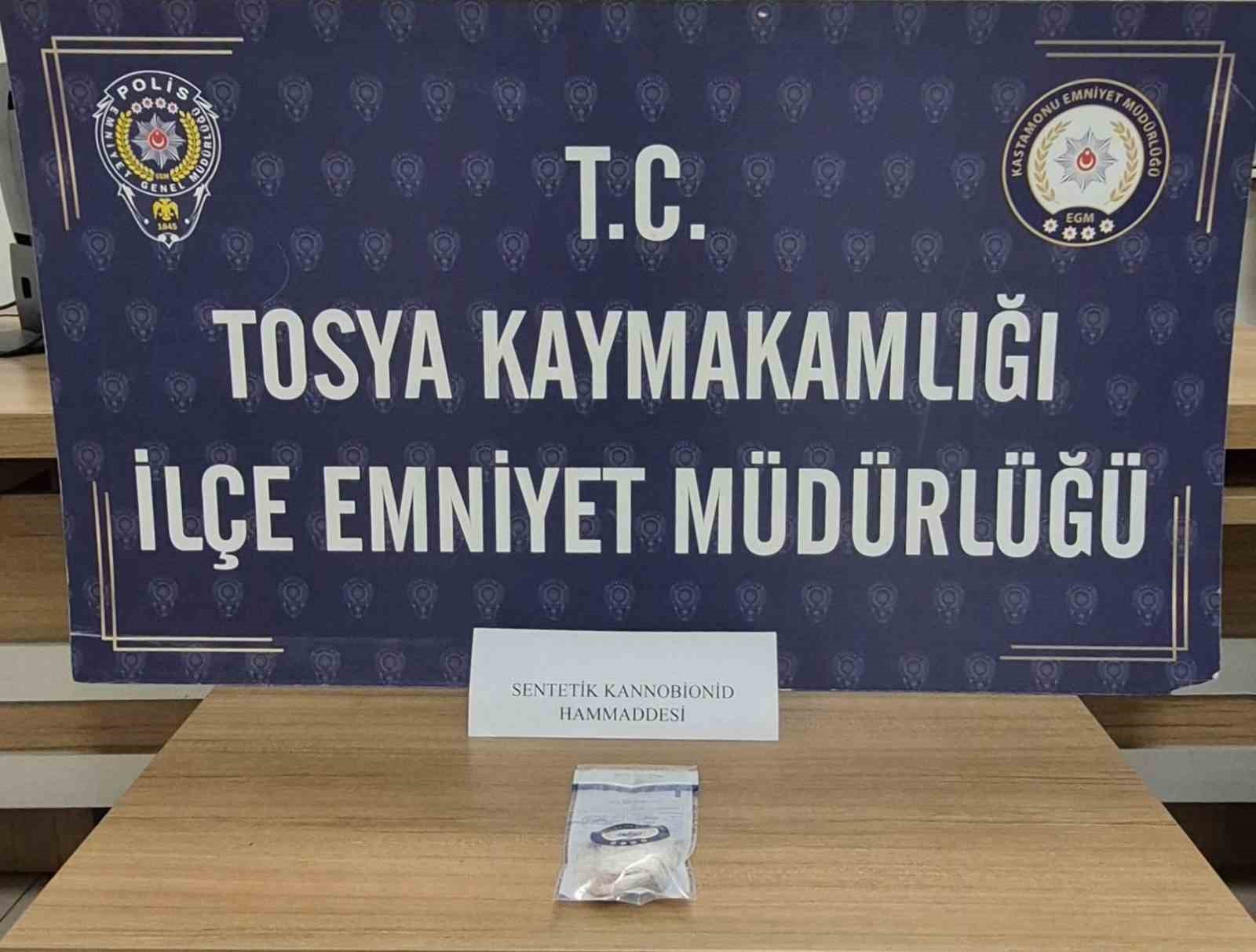 Durdurulan araçta uyuşturucuyla yakalanan bir şüpheli tutuklandı