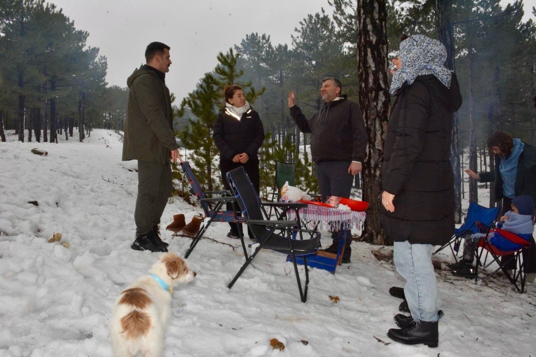 Köyceğiz Kaymakamı Kumcu, vatandaşların kar keyfine ortak oldu