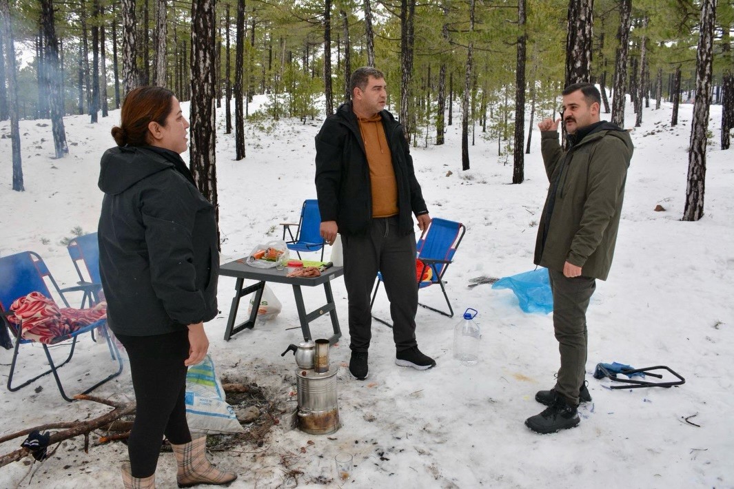 K&ouml;yceğiz Kaymakamı Kumcu, vatandaşların kar keyfine ortak oldu
