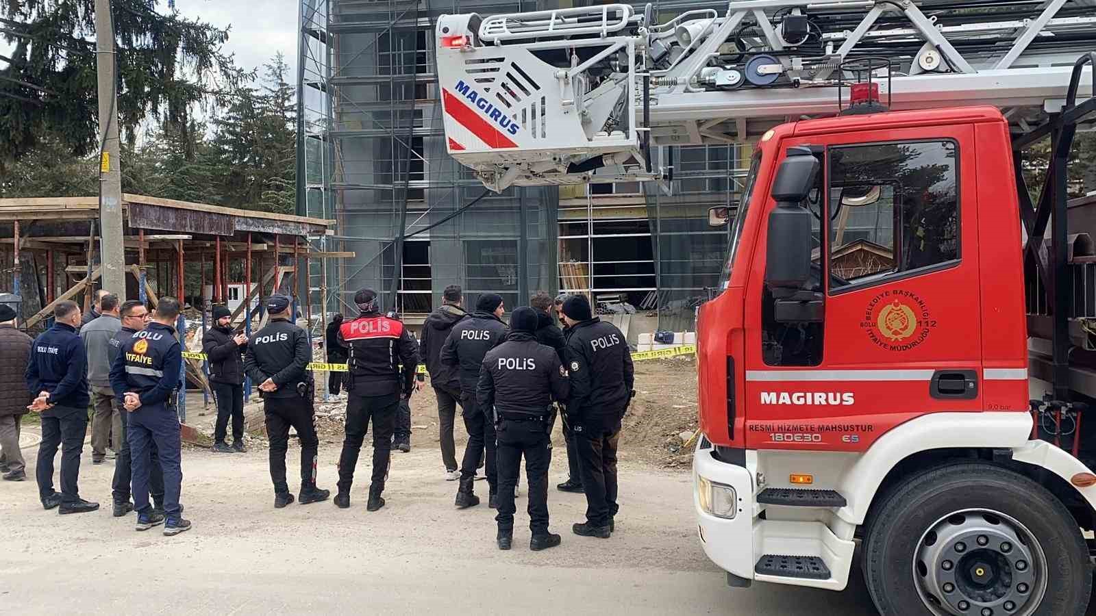 Bolu&rsquo;da okul inşaatında iş&ccedil;iler parasını alamayınca &ccedil;atıya &ccedil;ıktı
