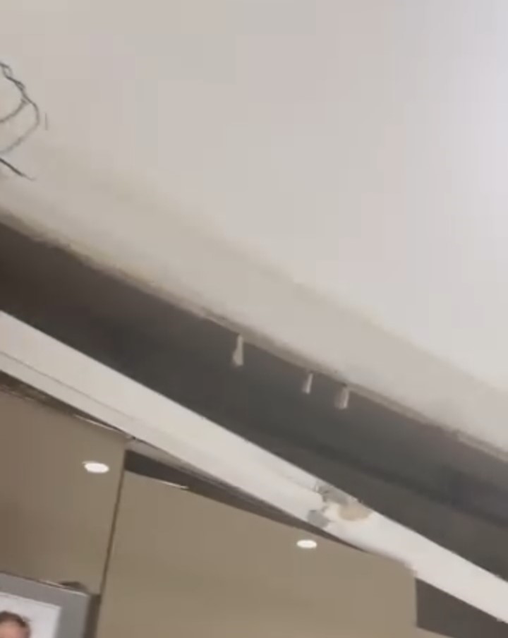 Yeni yapılan binada mutfağın tavanı çöktü... O anlar kamerada