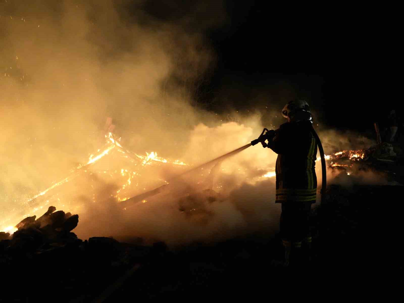 Kastamonu’da çıkan yangında 3 ev zarar gördü, 2 samanlık yandı