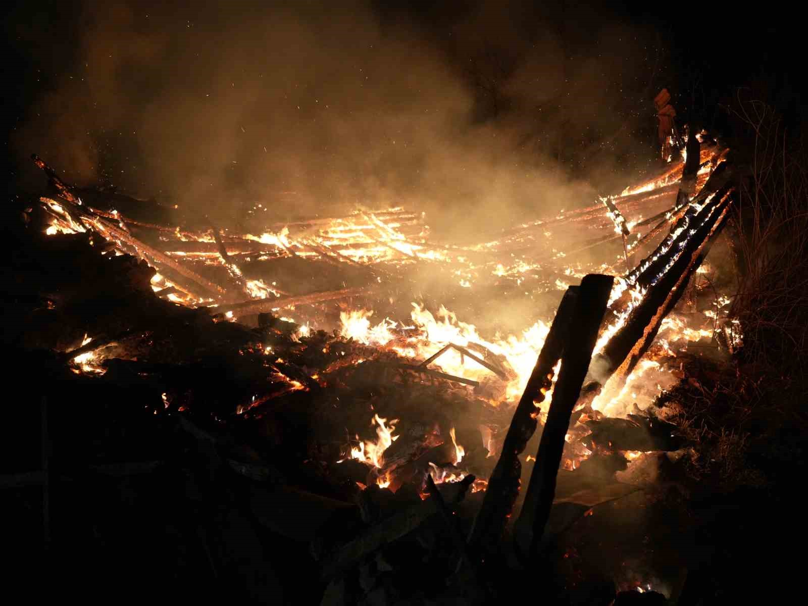 Kastamonu&rsquo;da &ccedil;ıkan yangında 3 ev zarar g&ouml;rd&uuml;, 2 samanlık yandı
