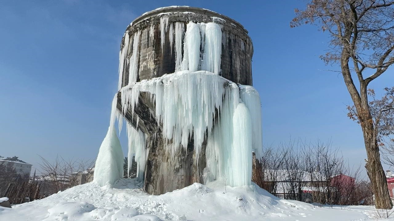 Ağrı&rsquo;da dondurucu soğuklar etkisini s&uuml;rd&uuml;r&uuml;yor
