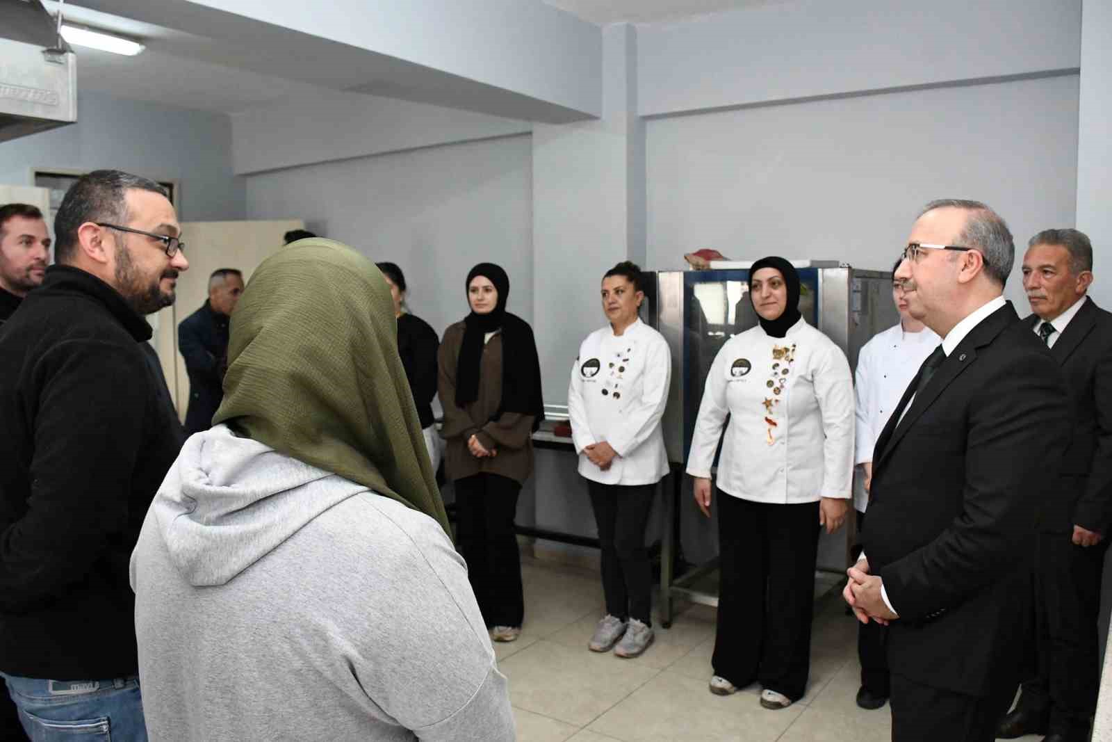 İl Milli Eğitim M&uuml;d&uuml;r&uuml; Aydın, Halk Eğitim Merkezi&rsquo;ndeki &ccedil;alışmaları inceledi
