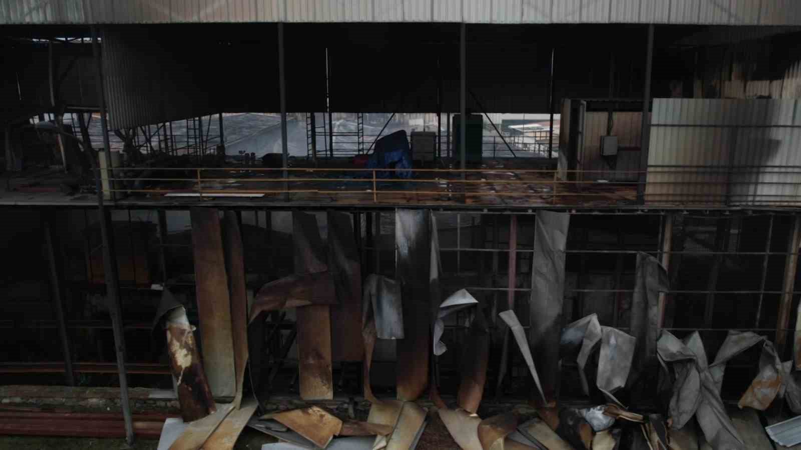 Bursa&rsquo;da gece alevlere teslim olan fabrika sabahın ilk ışıklarıyla havadan g&ouml;r&uuml;nt&uuml;lendi
