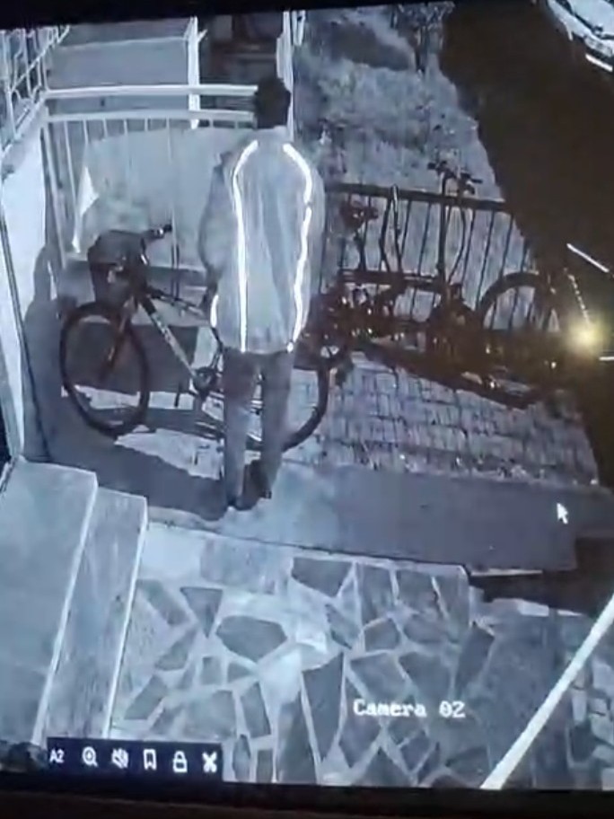 Balkondaki motosiklet ekipmanlarını &ccedil;aldı
