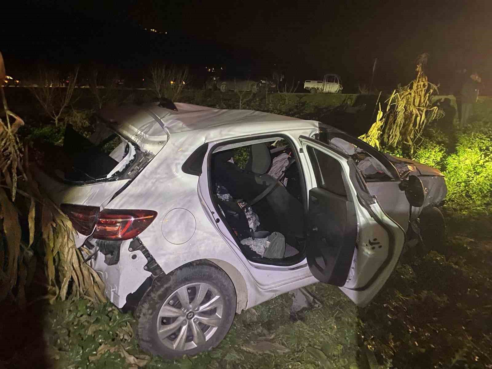 Bilecik’te otomobil tırlara çarptı: 2 yaralı