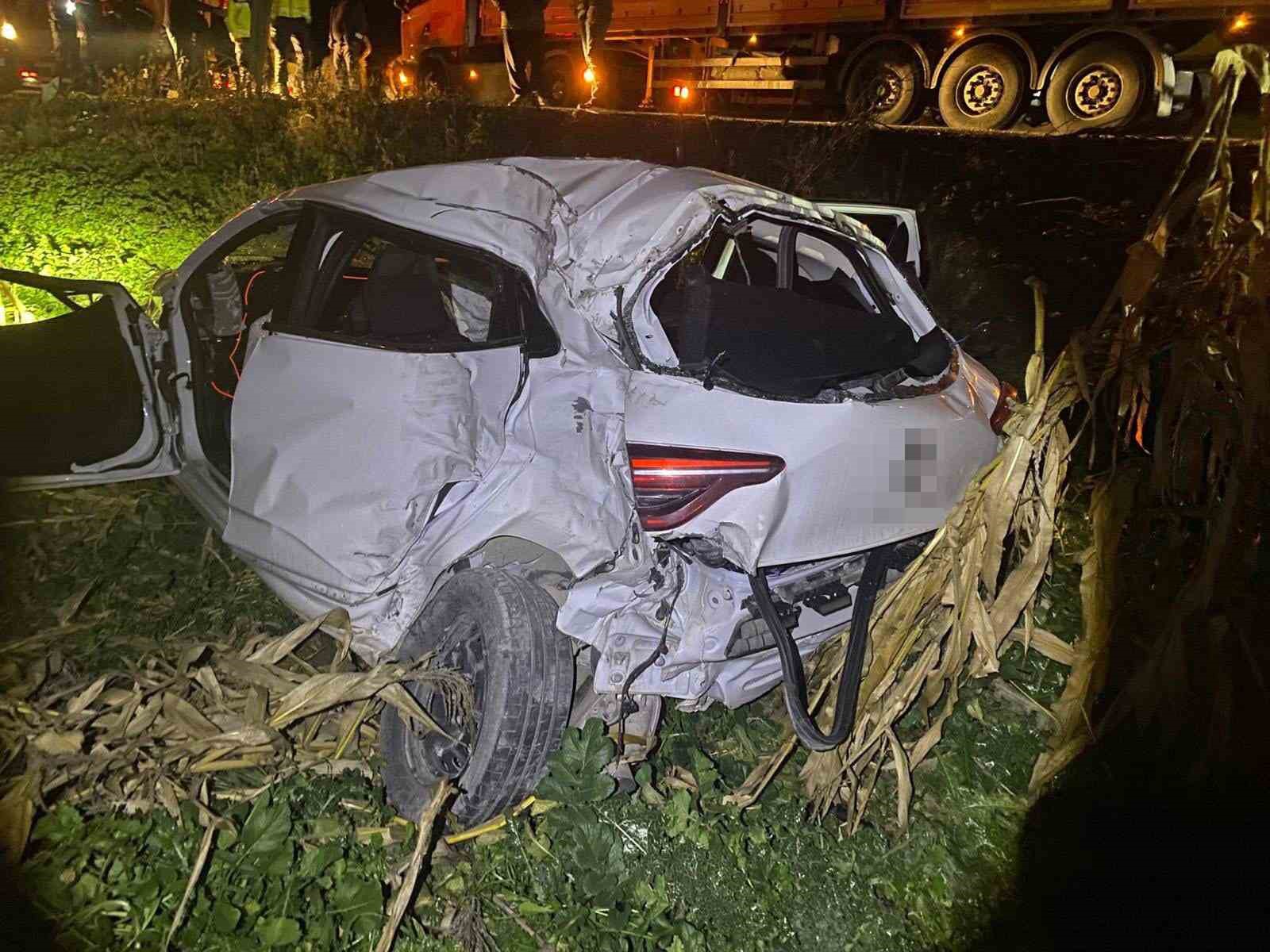 Bilecik&rsquo;te otomobil tırlara &ccedil;arptı: 2 yaralı
