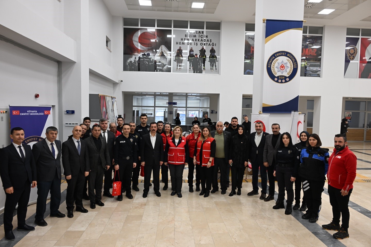 K&uuml;tahya İl Emniyet M&uuml;d&uuml;rl&uuml;ğ&uuml;nden kan bağışı kampanyasına destek
