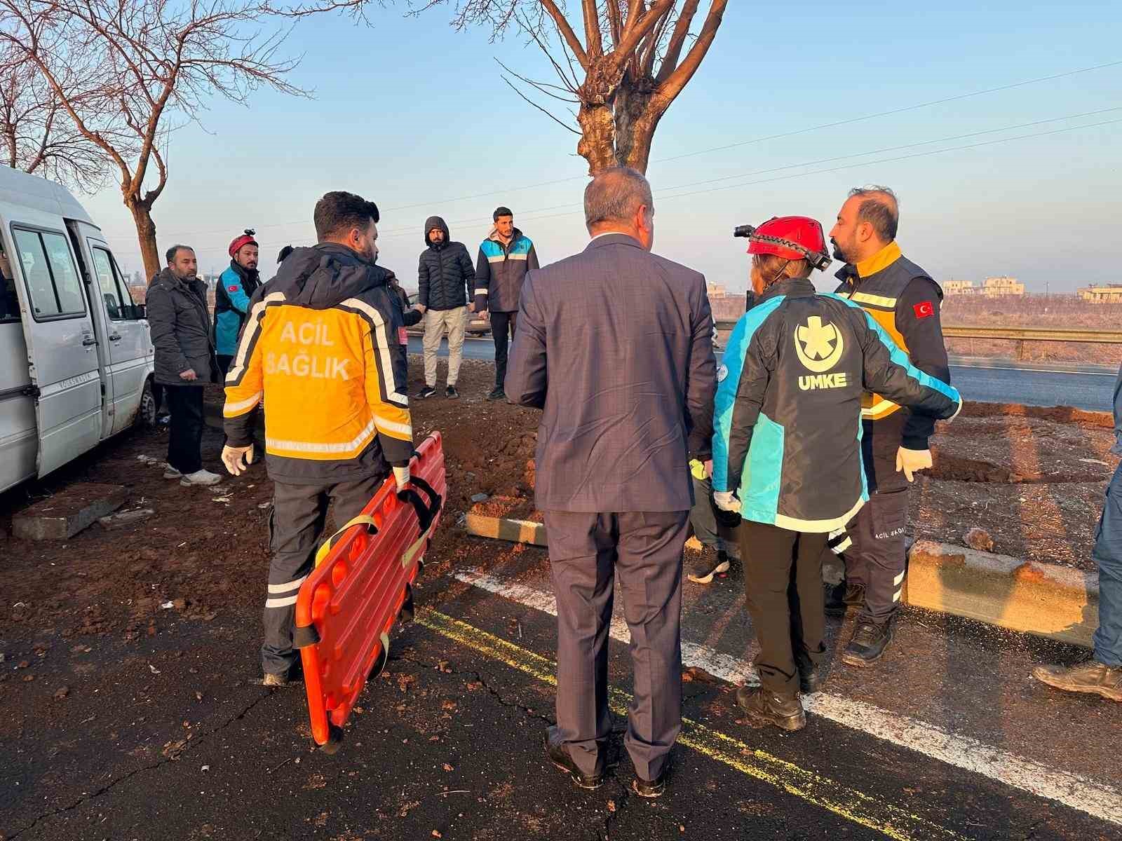 Şanlıurfa’da işçi servisi ağaca çarptı: 7 yaralı