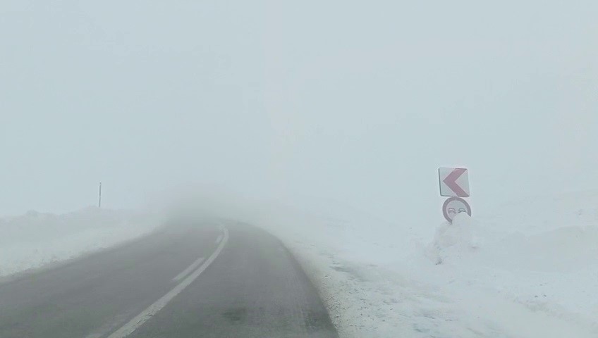 Paland&ouml;ken ge&ccedil;idinde sis s&uuml;r&uuml;c&uuml;lere zor anlar yaşatıyor
