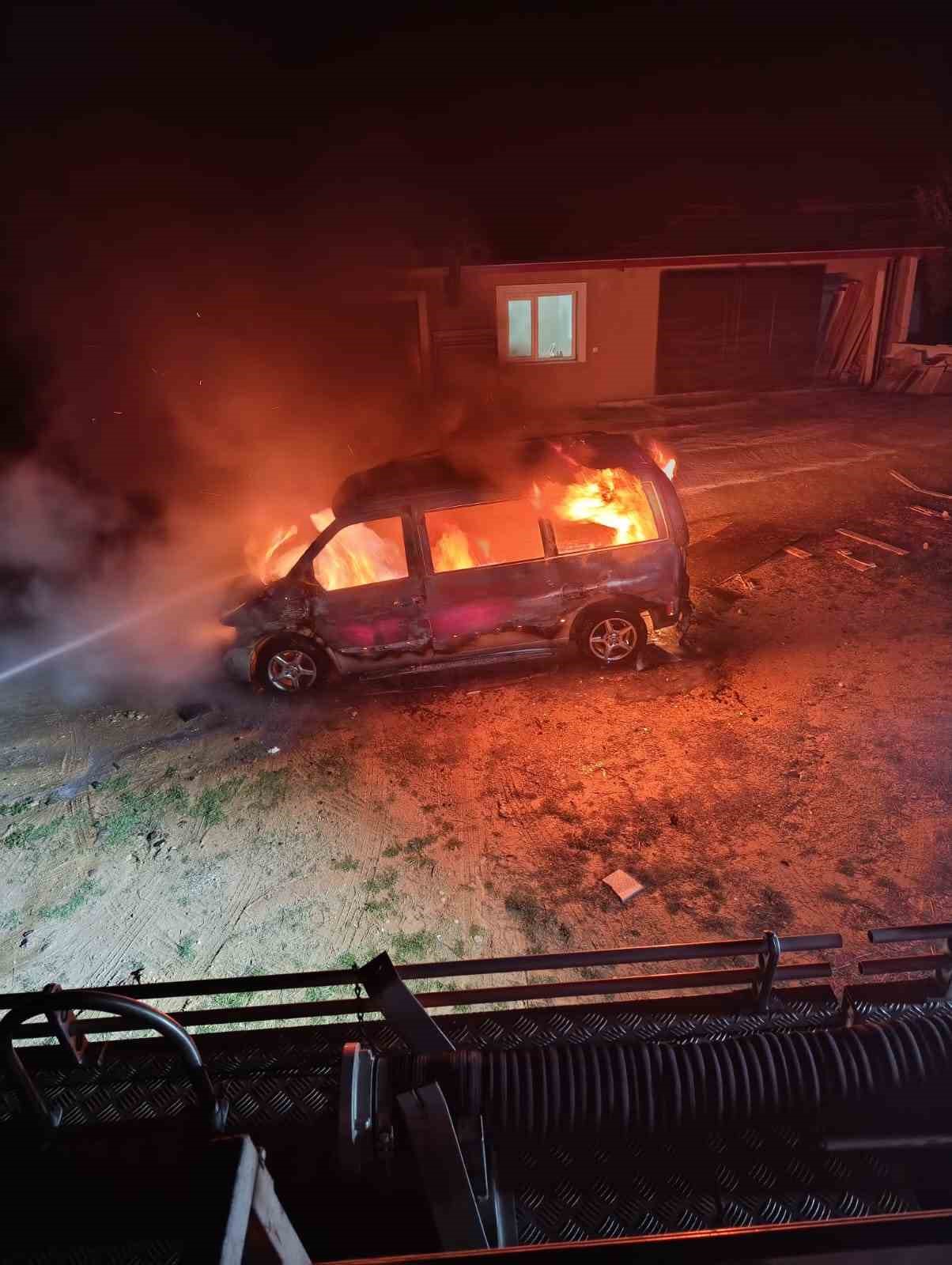 Karacasu’da ticari araç alevlere teslim oldu