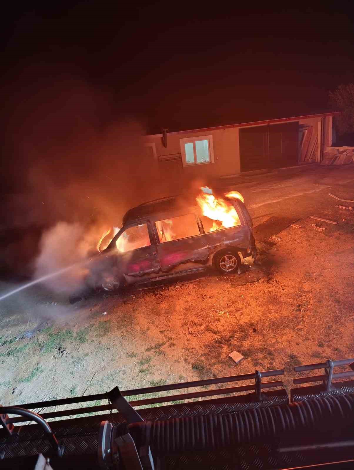 Karacasu’da ticari araç alevlere teslim oldu 